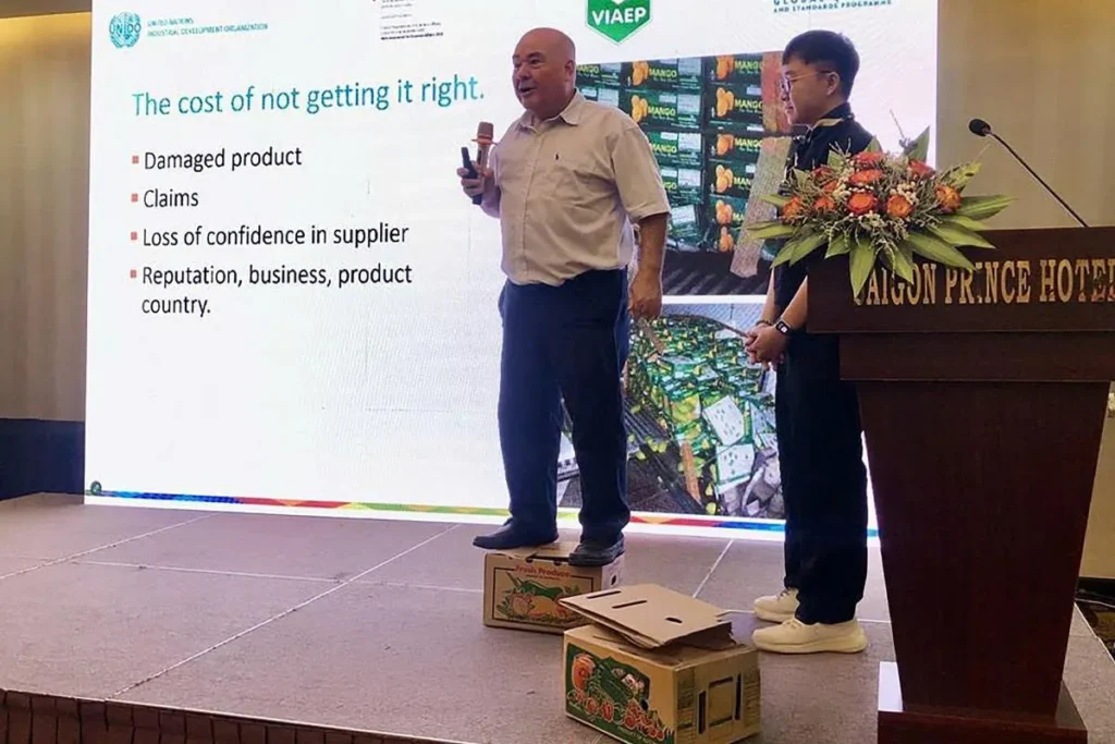 Đại diện doanh nghiệp sản xuất nông sản từ Úc trực tiếp đứng lên thùng carton để kiểm chứng độ chịu lực xuất sắc của bao bì Mai Thư.